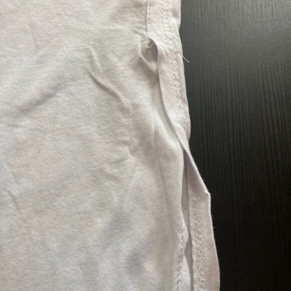 U2B SMALL T-SHIRT SIZE SMALL /WHITE- ROUNDED SIDE SLITS - Picture 4 of 9